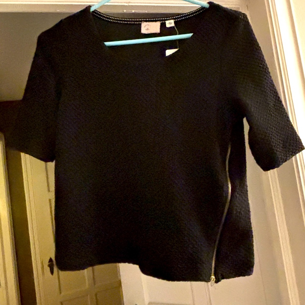 CLASSIC DIVA LADY BLACK BOXY ZIPPER ANTHROPOLOGIE TOP